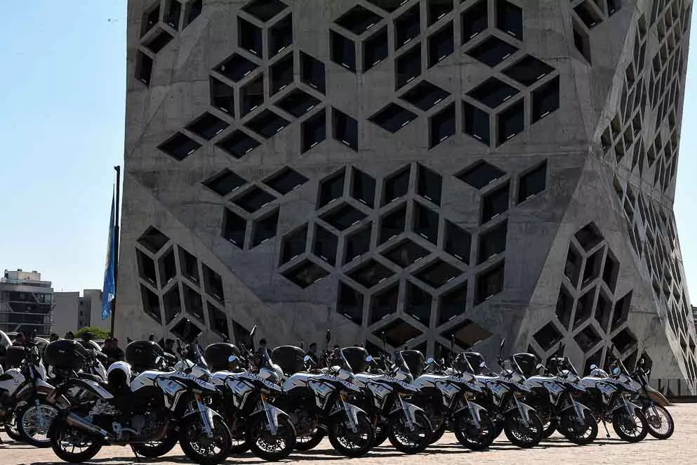 Julian-Lopez-entrego-moviles-Polic_50-13