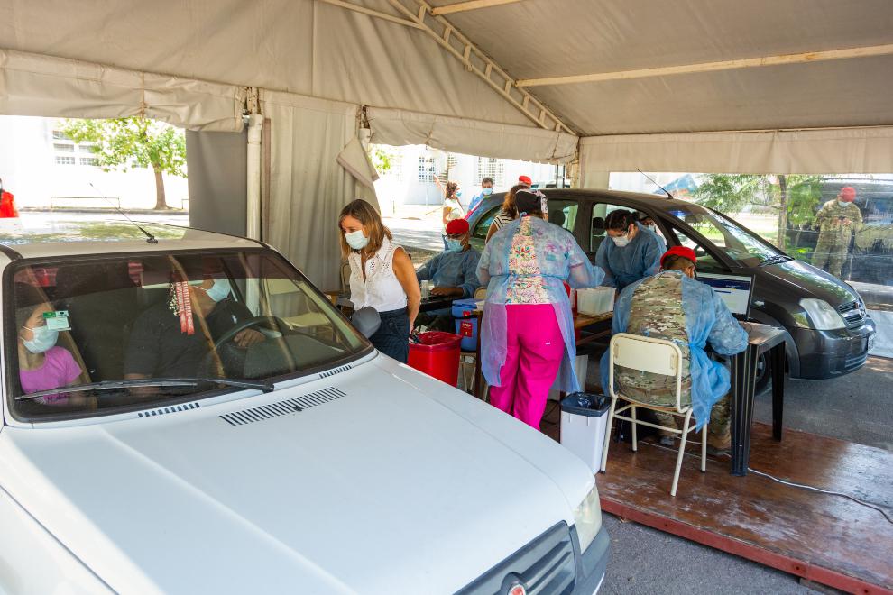 Vacuna-covid-en-auto-comedor-UNC.-72-dpi-9