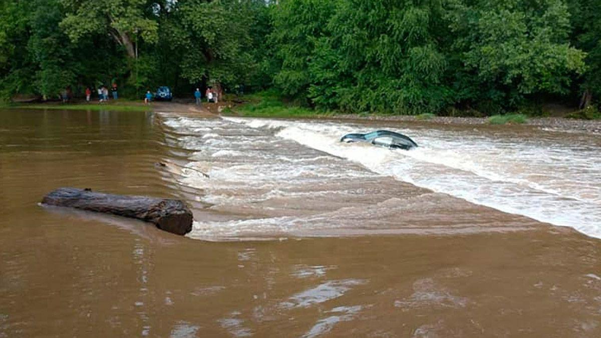 el-auto-fue-arrastrado-el-rio-santa-rosa-calamuchita