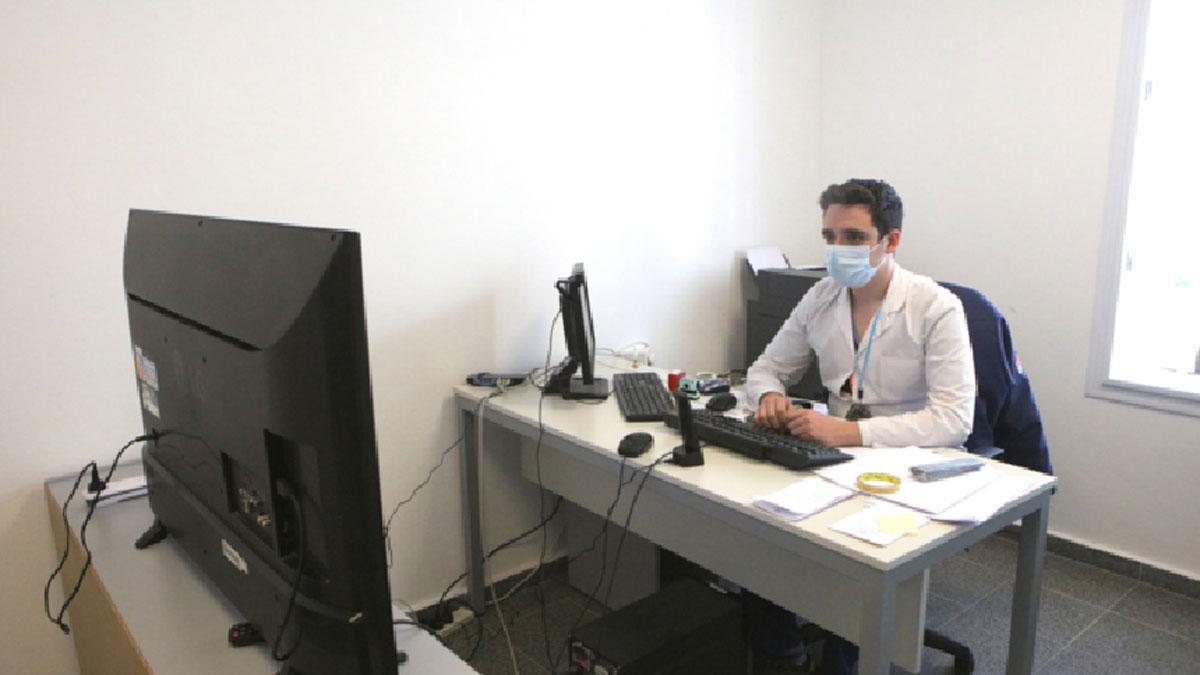 ignacio-nicolas-martin-el-falso-medico-atendiendo-llamados-telefonicos-el-centro-operaciones-tacticas-que-funciona-el-centro-salud-municipal