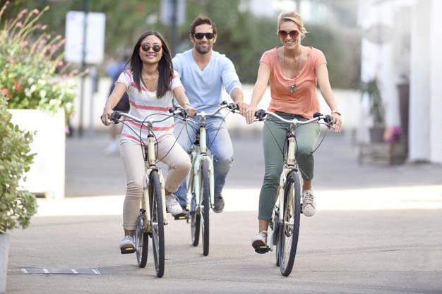 gente-vacaciones-bicicleta-calle-ciudad_69315-933